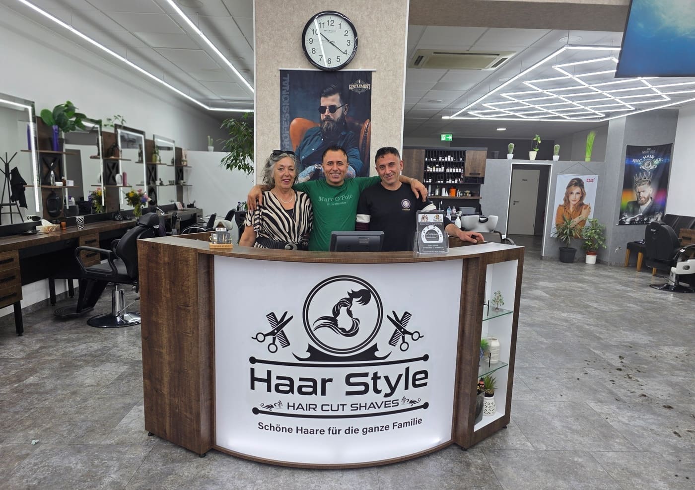 Empfangstresen von Haar Style mit Mitarbeitenden des Salons