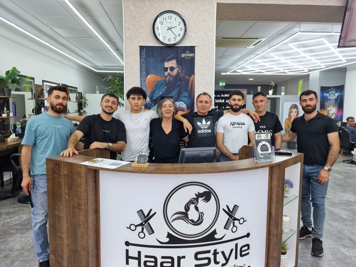Das Team von Haar Style am Empfangstresen